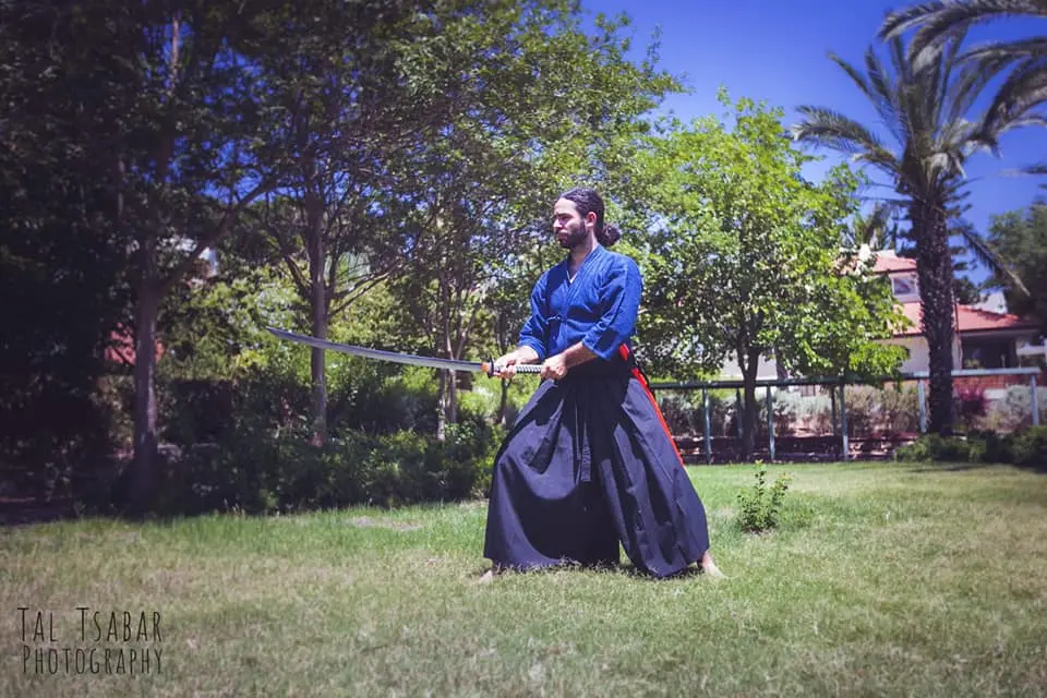 שחר יצחייק מתרגל חרב יפנית