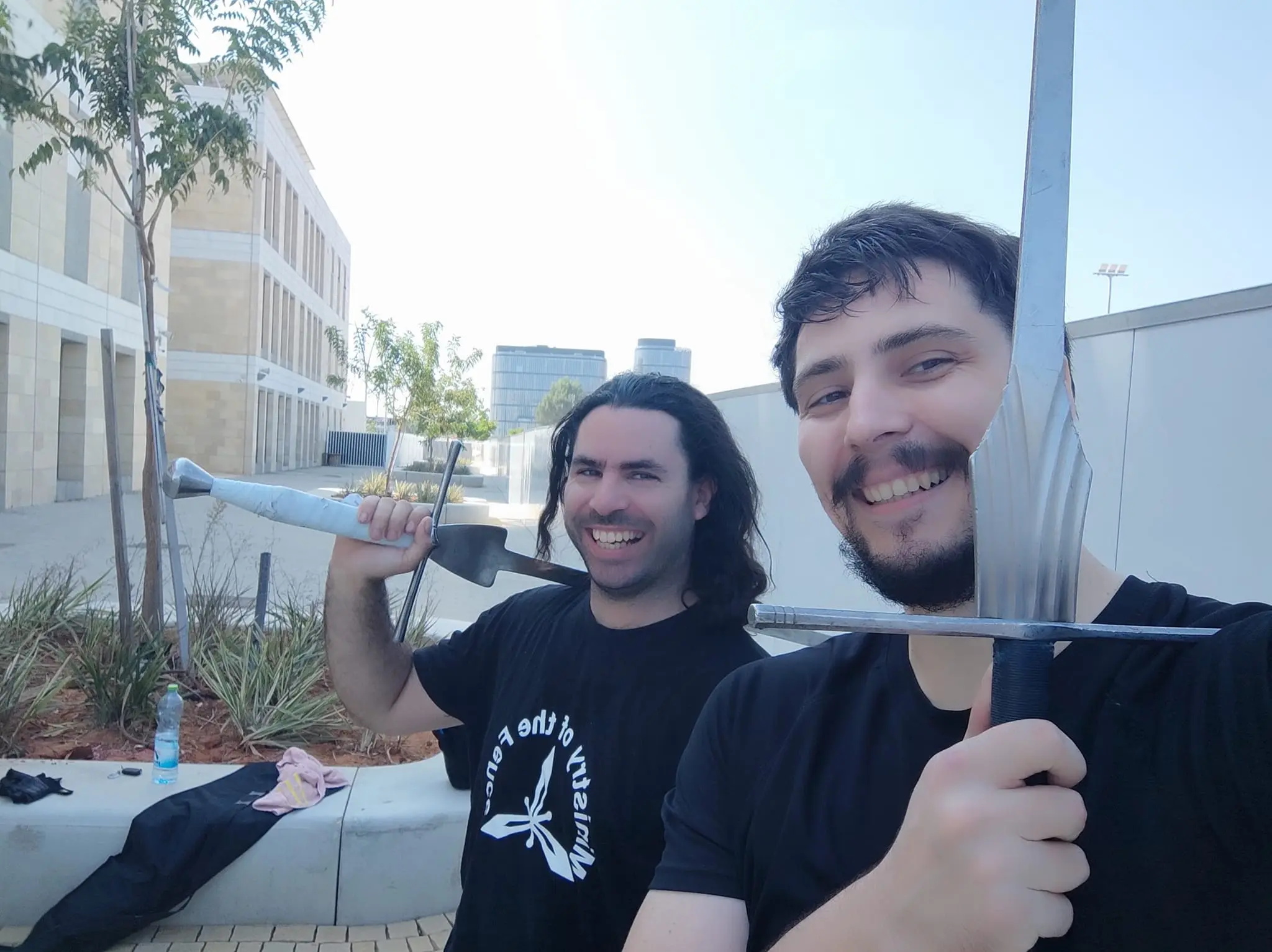 שחר יצחייק עם חבר לאימון חרב היסטורי אירופאית HEMA