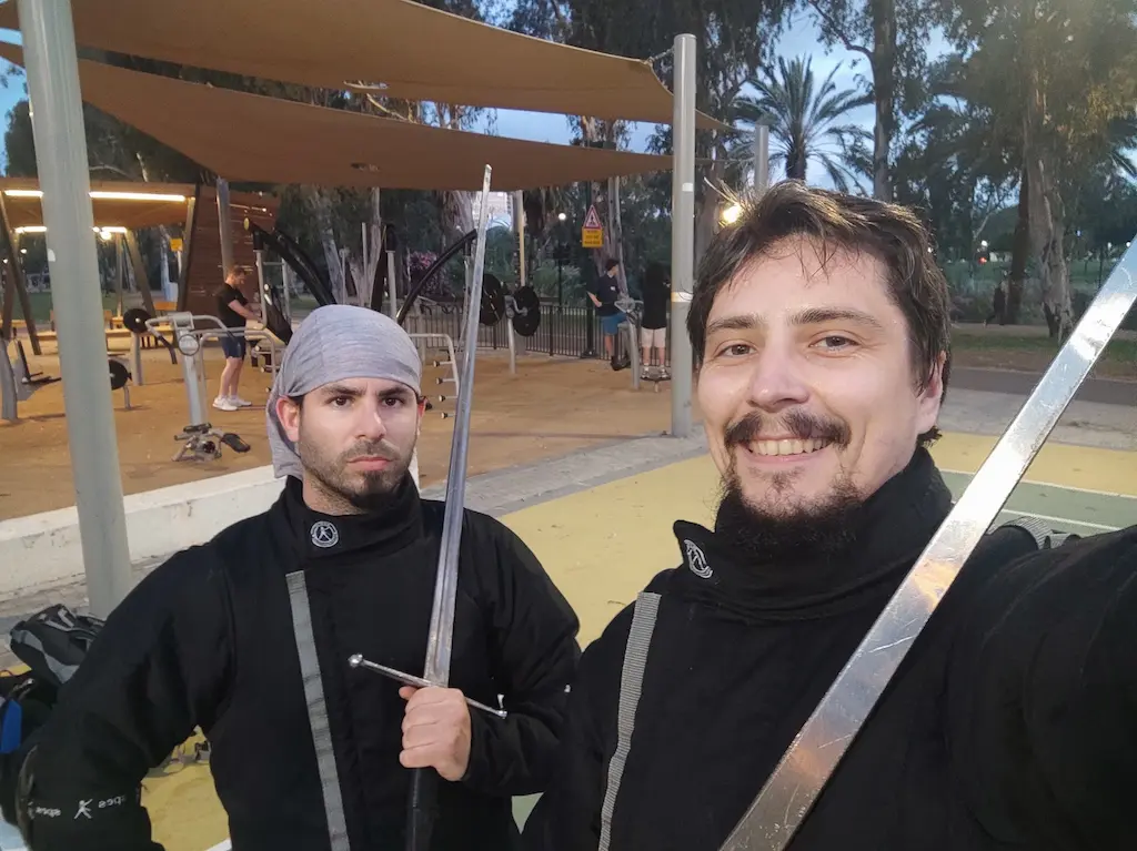 שחר יצחייק עם חבר לאימוני HEMA חרב ארוכה לונגסורד