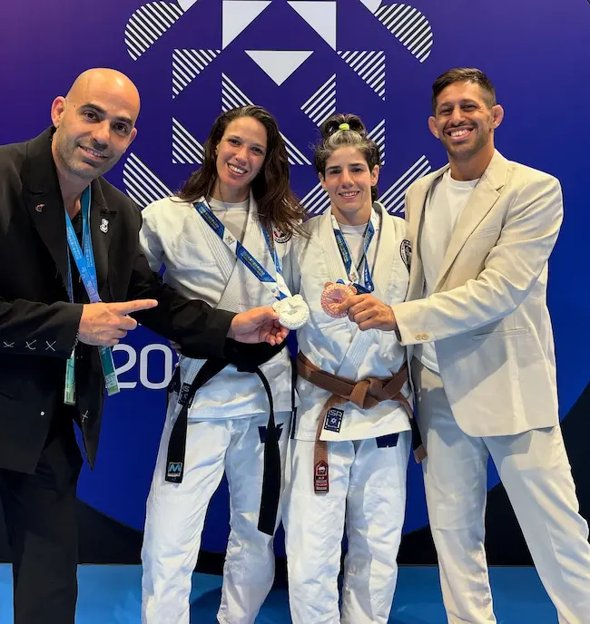 אמיר בוארון עם משי ופנינה אלופות ג'יוגי'טסו משחקי עולם סין 2025